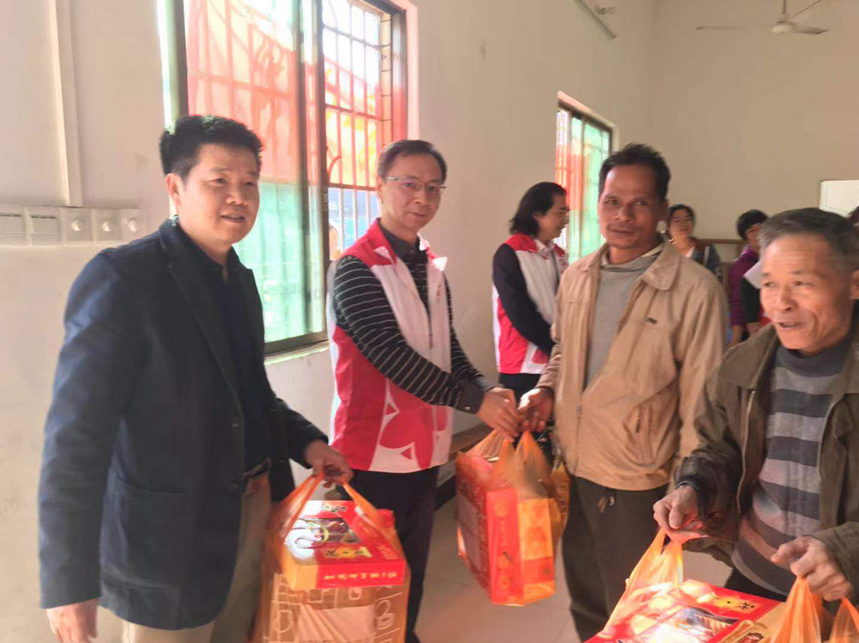 市审计局向贫困家庭发放过节物资