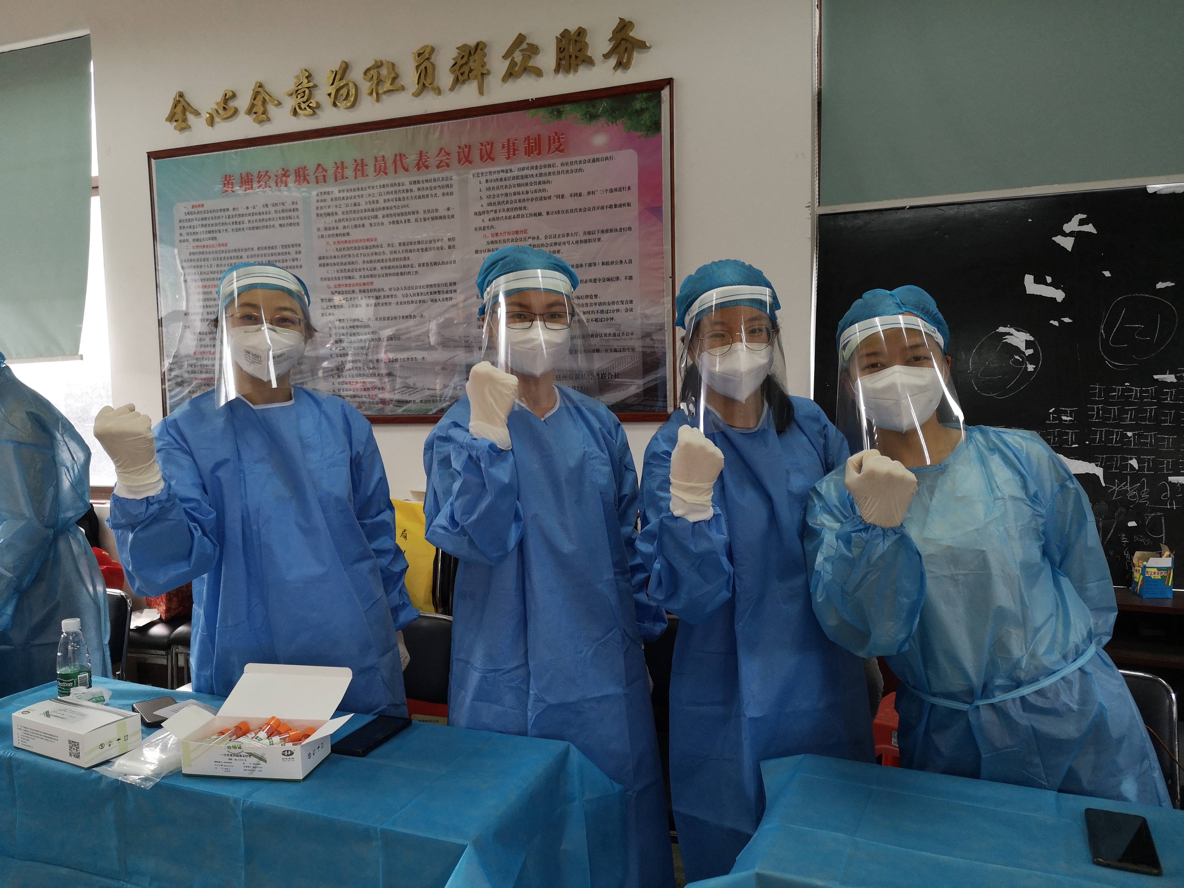 5 姜虹（左一）与青年审计干部在核酸检测点负责信息录入工作.jpg